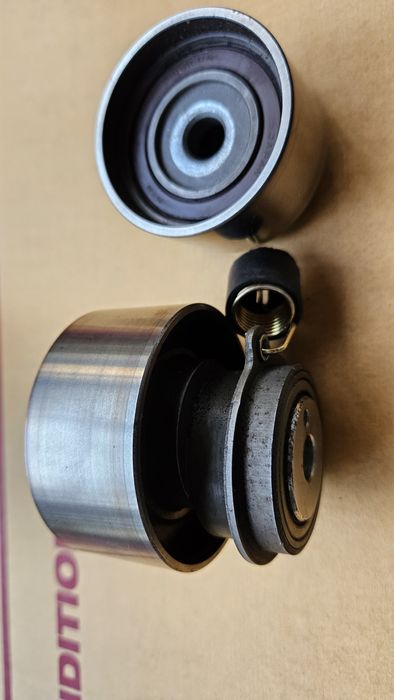 Ролка ангренаж и  ролка пистов ремък за Mazda 626,бензин