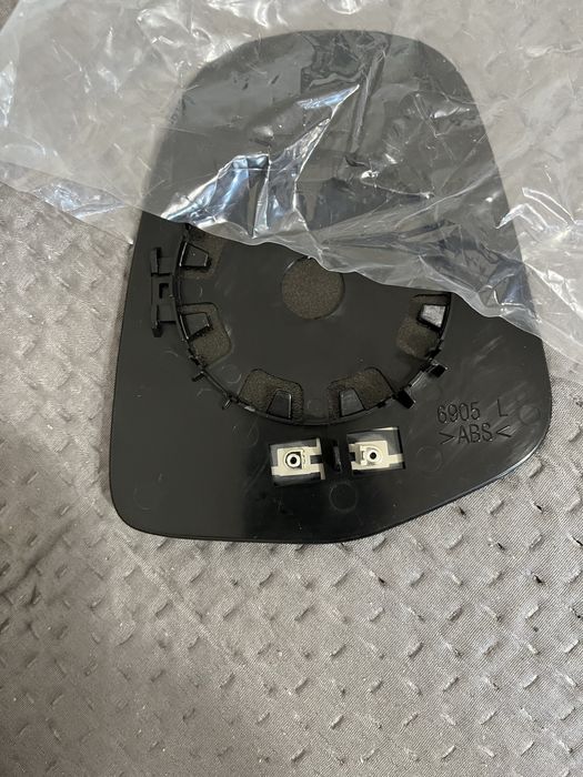 Странично ляво огледало с подгрев.Оригинално за Сузуки ес крос.