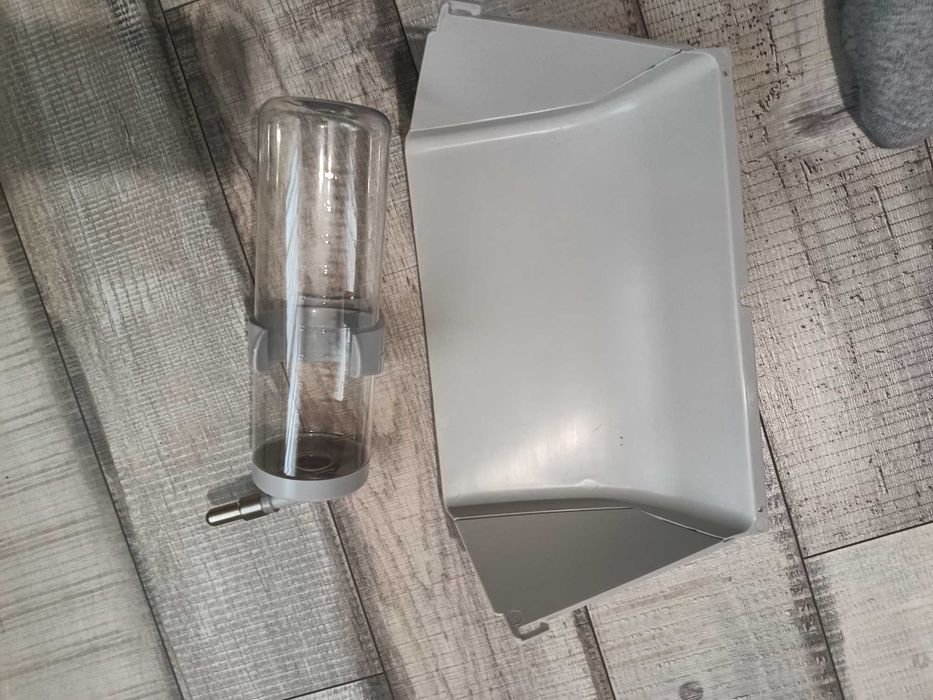 Продавам шешенце за вода и поставка за храна за домашен любимец