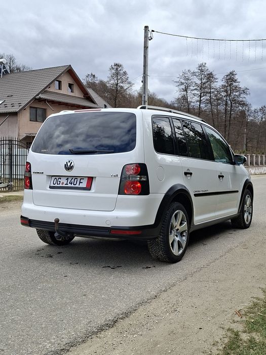 VW TOURAN CROSS * 2010* Navigatie * Tempomat * Cutie de viteze Automată * DSG * PADELE F1 * Interior Orange Deosebit* Km Reali* EURO 5 * Import 1 ZI*