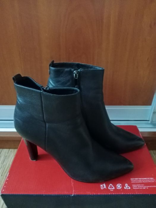 Продам женские полусапожки осень весна размер 39 за 5000 тенге.