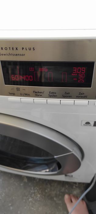 Продавам пералня AEG