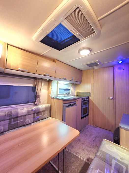 Swift 2009 – Eleganță și Confort, Echipată cu Mover și Cort