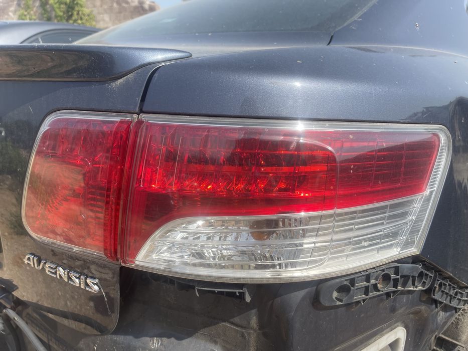 Фарове стопове фар стоп врата Тойота Авенсис Toyota Avensis T27 2010