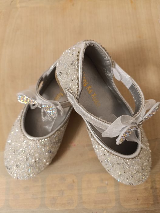 Нарядные новые туфли для девочки