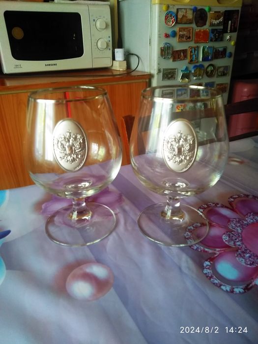 Бокалы и фужеры.