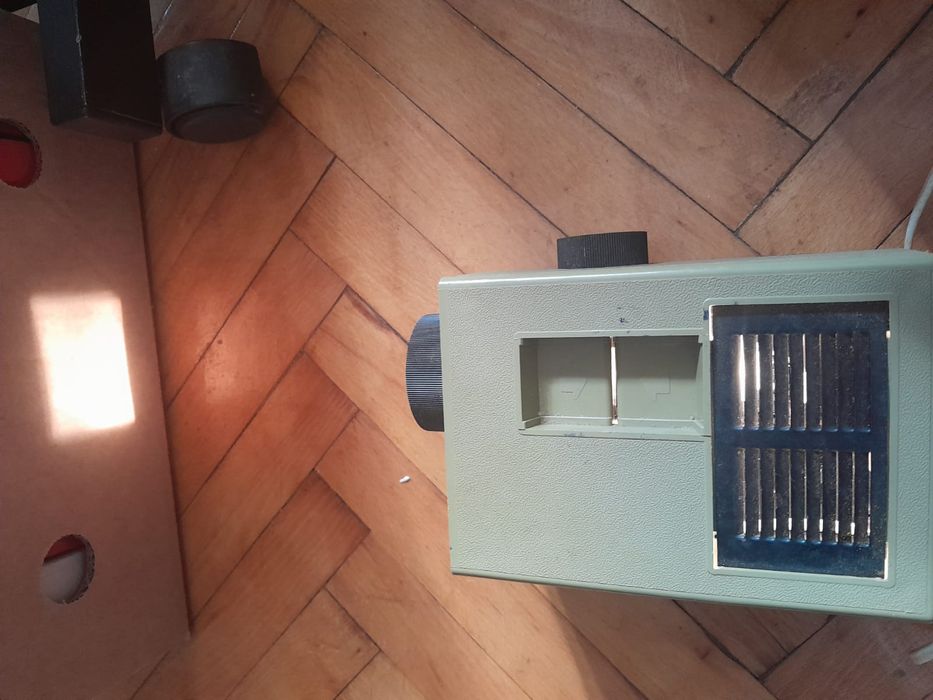2 aparate proiectie diafilme si 3 diafilme