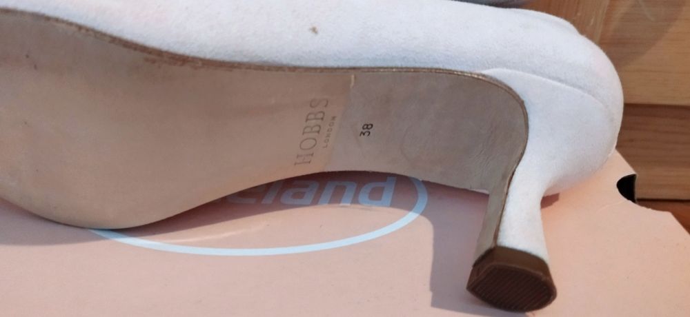 Обувките са нови с номер 38. Закупени са от Англия.