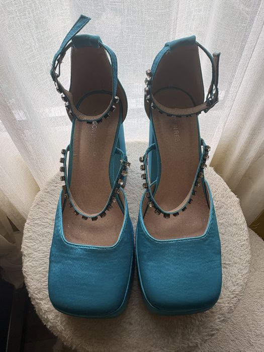 Сатенени токчета на платформа