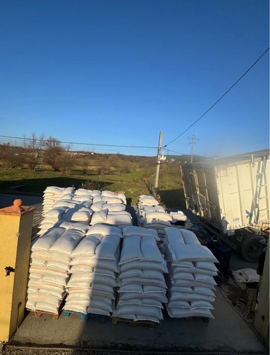 Vând porumb uscat gata pus in saci ofer si transport la domiciliu