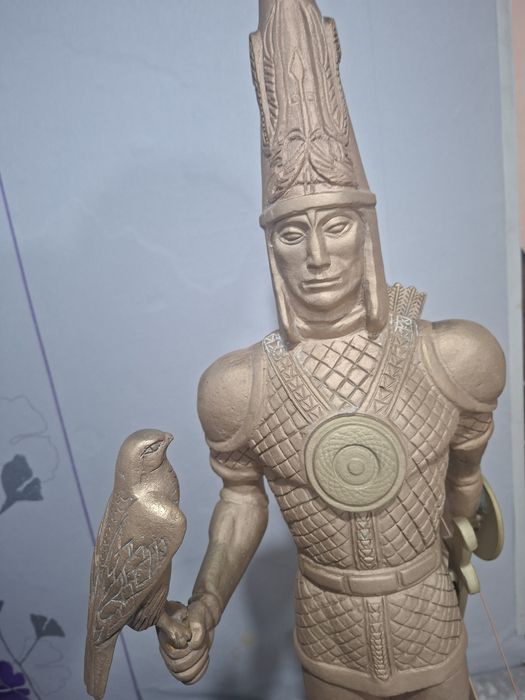 Эксклюзивный сувенир статуя золотой человек