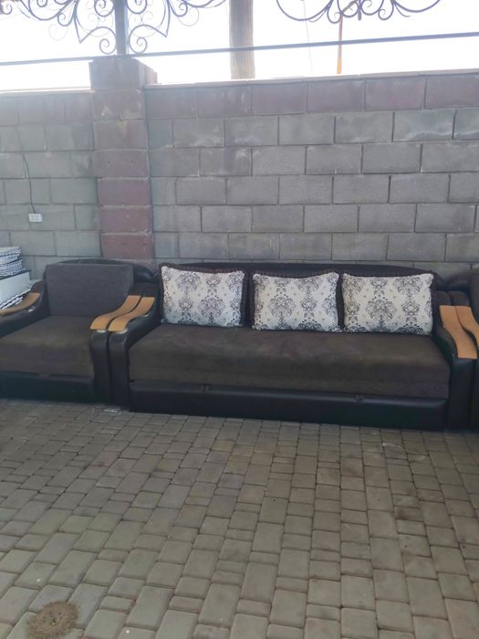 Диван с двумя креслами