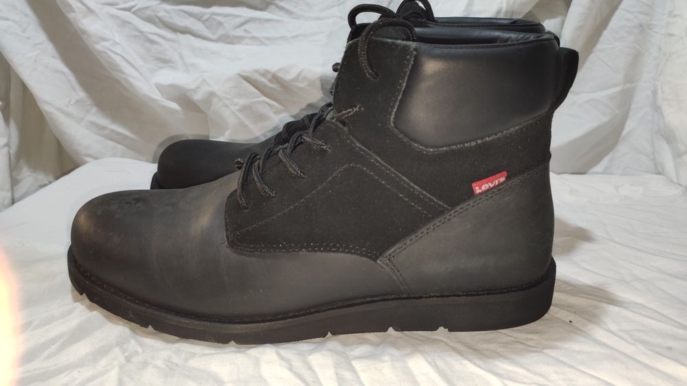 Леки и много удобни мъжки боти от естествена кожа LEVIS №44