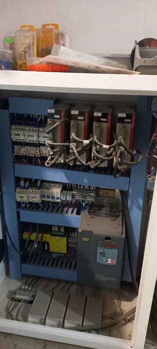 CNC фреза със серво двигатели и вакуум маса