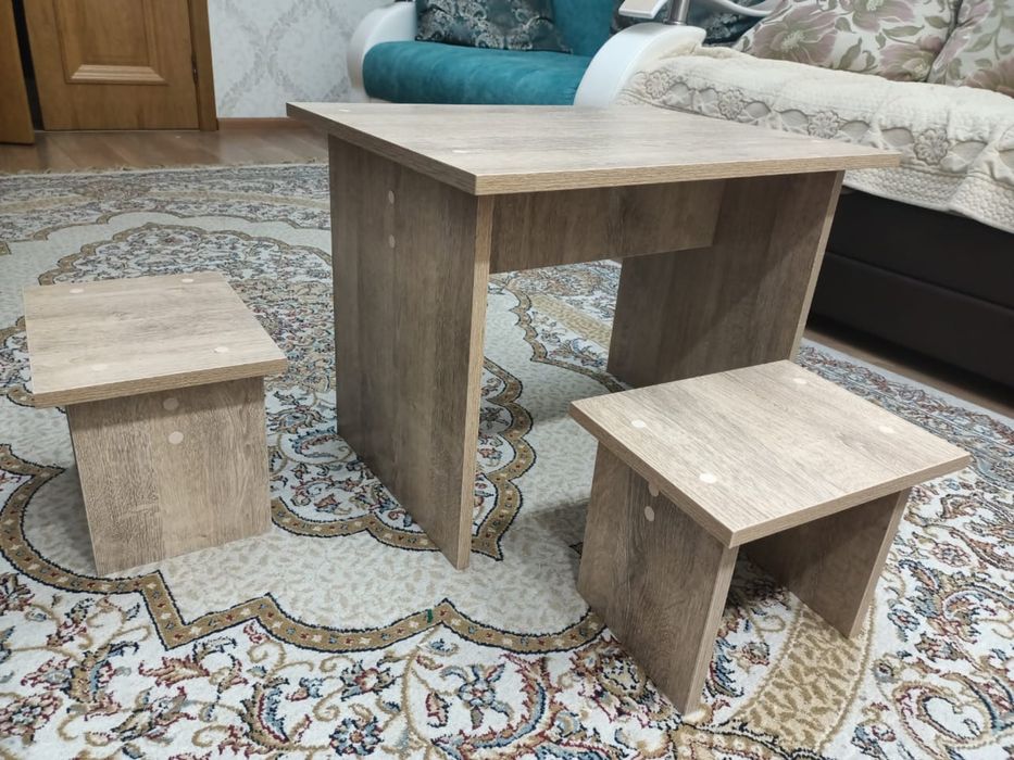 Продам детский стол и табуретки