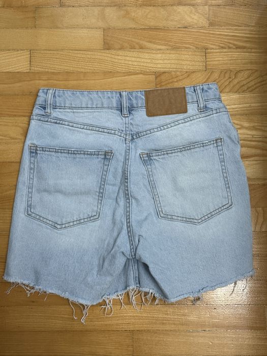 Къси дънкови гащи