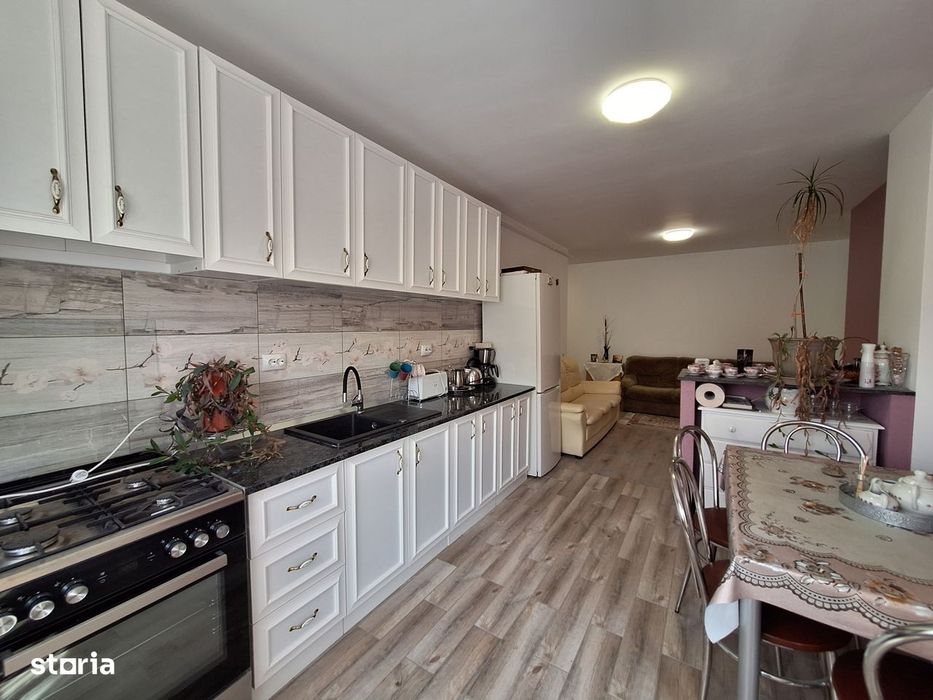 Apartament cu 3 camere, 62 mp, orientare sudica, balcon, zona Stejarul