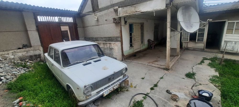 Uy  sotiladi  16000 kelishadigan joyi bor