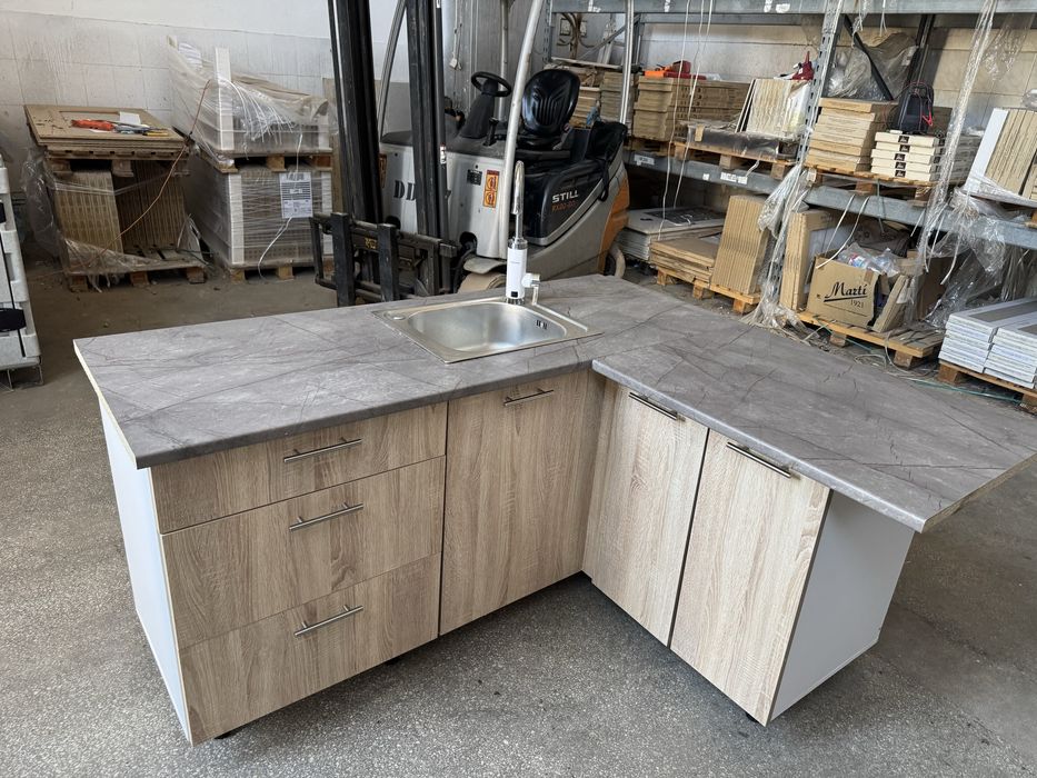 Mobilier de bucătărie complet – cu chiuvetă și baterie cu încălzire instant