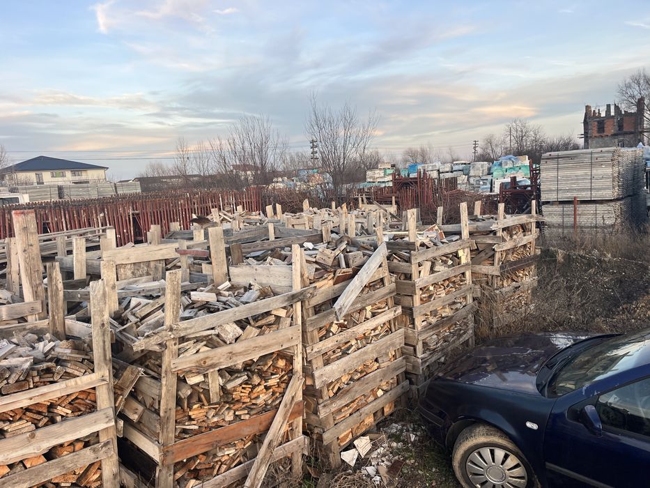 Lemn foc paletizat din deseuri constructii.