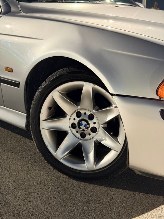 Машина БМВ седан