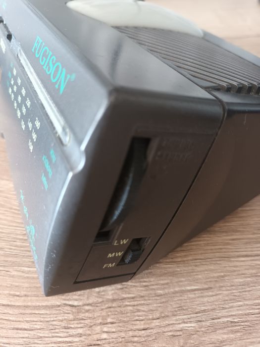 Radio cu benzi AM/FM combinat cu ceas digital