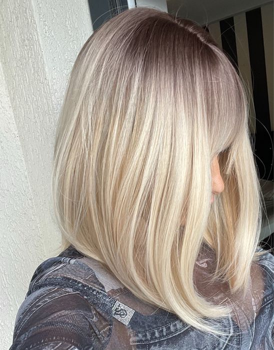 Peruca scurta , blond  deschis cu radacina ombre