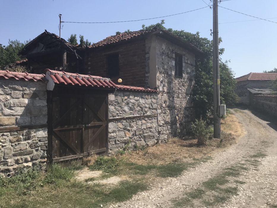 Имот в село Брягово на 50 км от град Пловдив в полите на Родопите