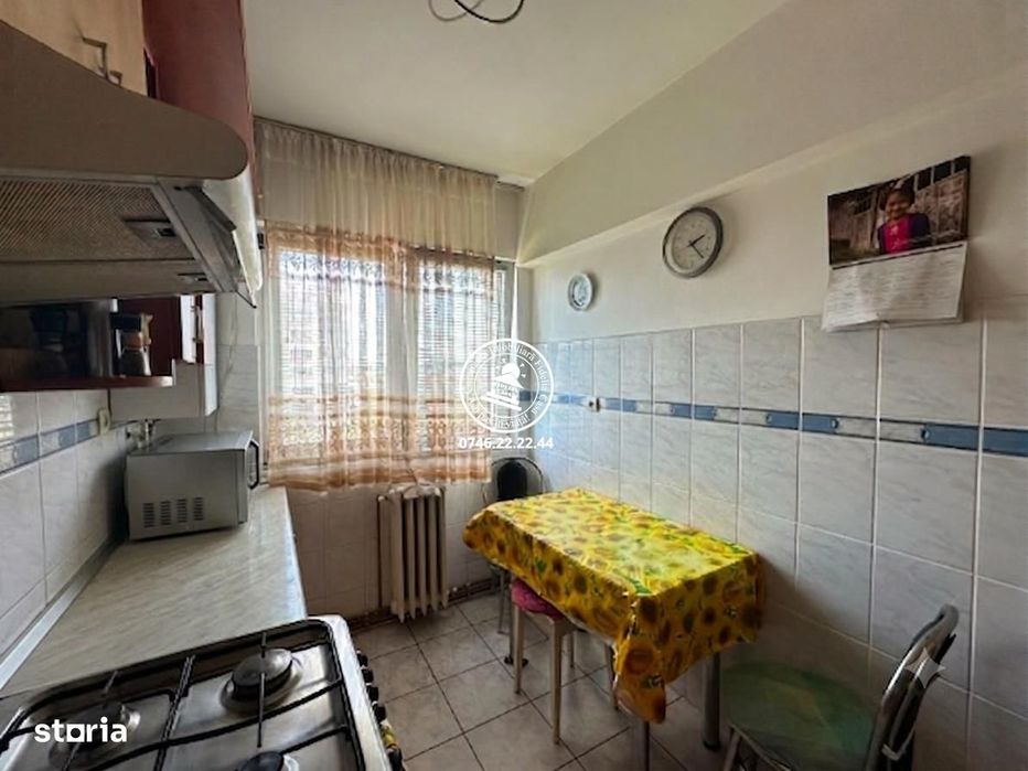 Apartamen 3 camere de vanzare, semidecomandat, etaj intermediar - Podu