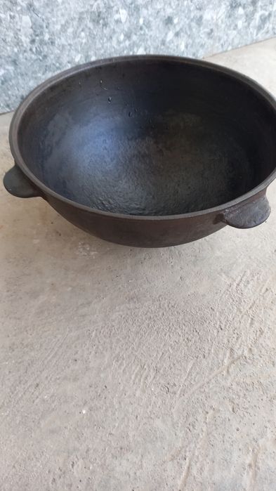 Казан чугунный на 5 литров.