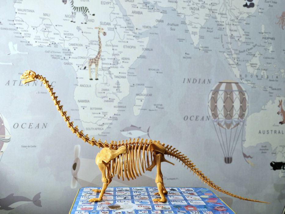 Игрушечный скелет динозавра