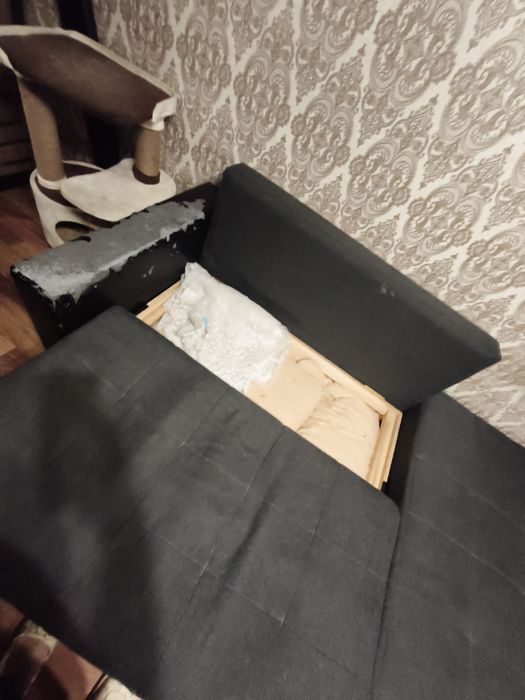 Отдам даром старенький диван и кресло