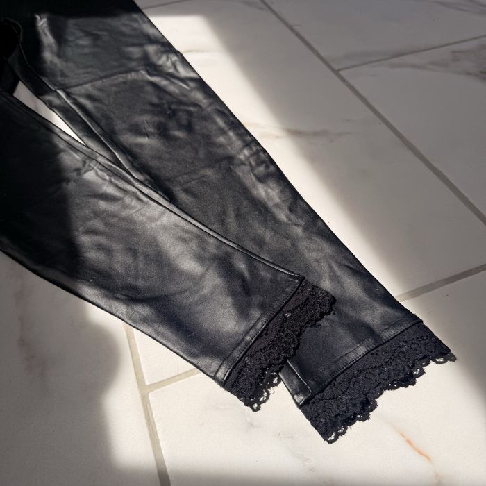Colanți negri aspect piele cu dantelă la tiv