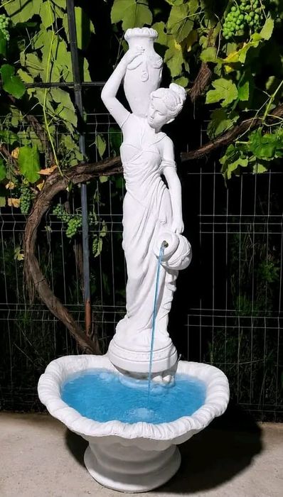 Papușă din ciment alb si fantana arteziana ch papusa