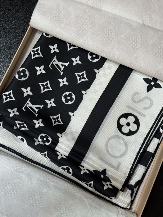 Louis Vuitton Monogram Infinity Square 90