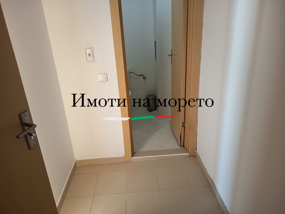 Продавам студио на партер пред басейна в затворен комплекс