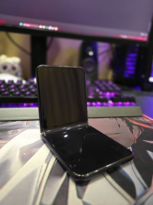 Motorola Razr 40 (Summer Lilac) 8/256GB – Като НОВ + 2 кейса подарък