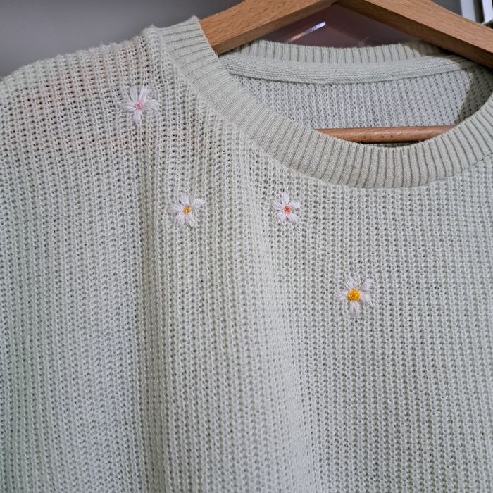 Top, pulover pana in talie
Brodat manual
De la Topshop
Marime 38 scrie