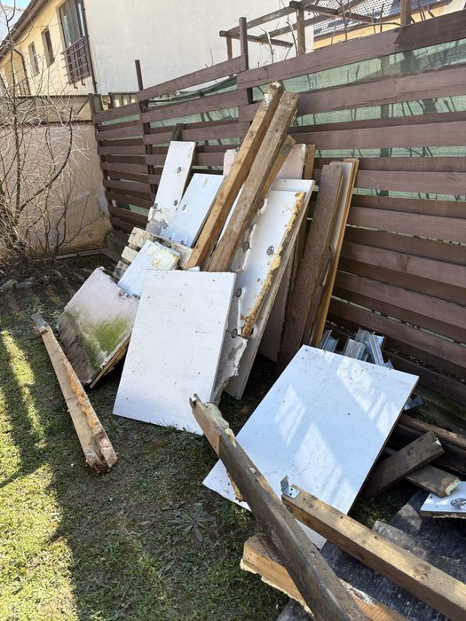 Lemn demolare pentru foc, met al+ resturi materiale – se ia tot