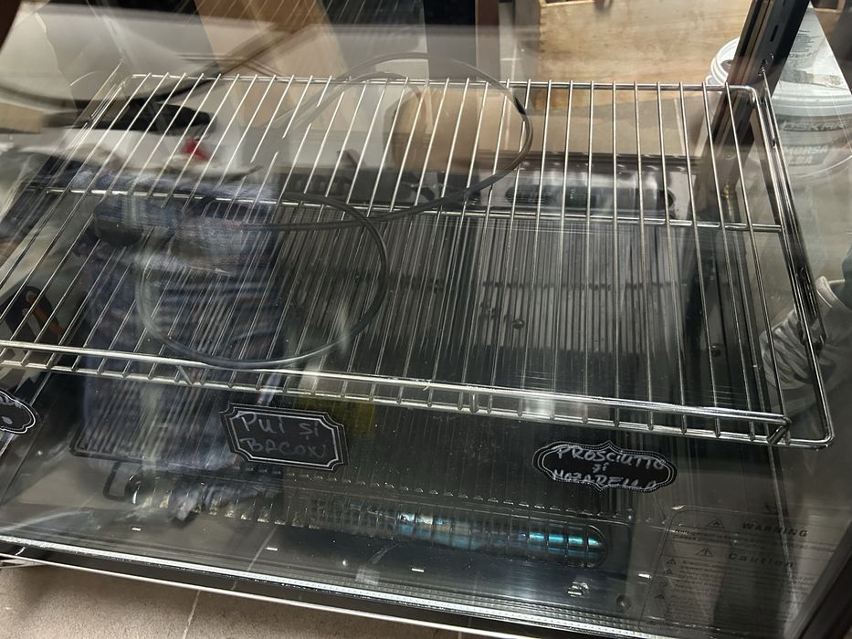 Vand doua vitrine reci