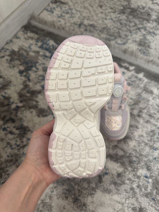 Продам кроссовки на девочку