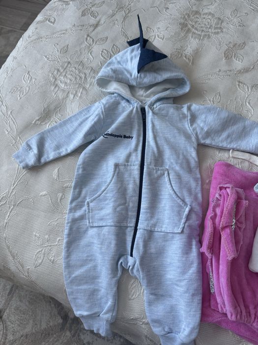 Много детской одежды