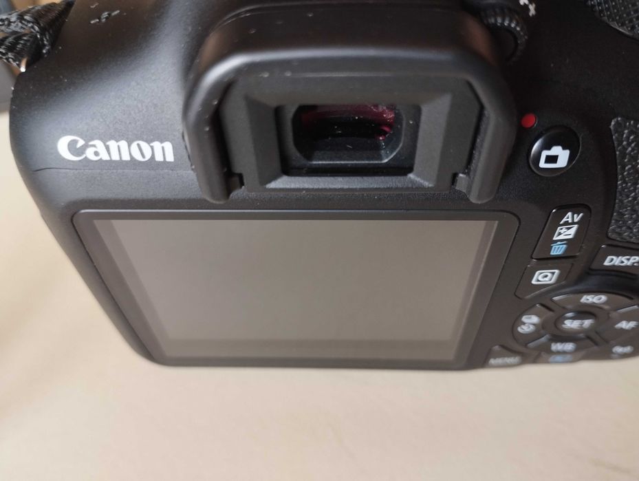Canon EOS 1300d на около 700 кадъра.