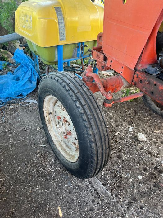 Трактор Беларус с документи в движение. С инвентар