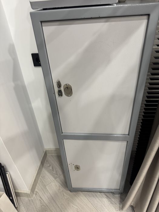 Продается сейф металлический