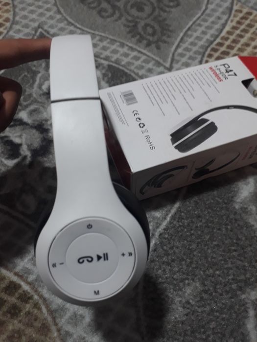 P47naushnik rangi oq