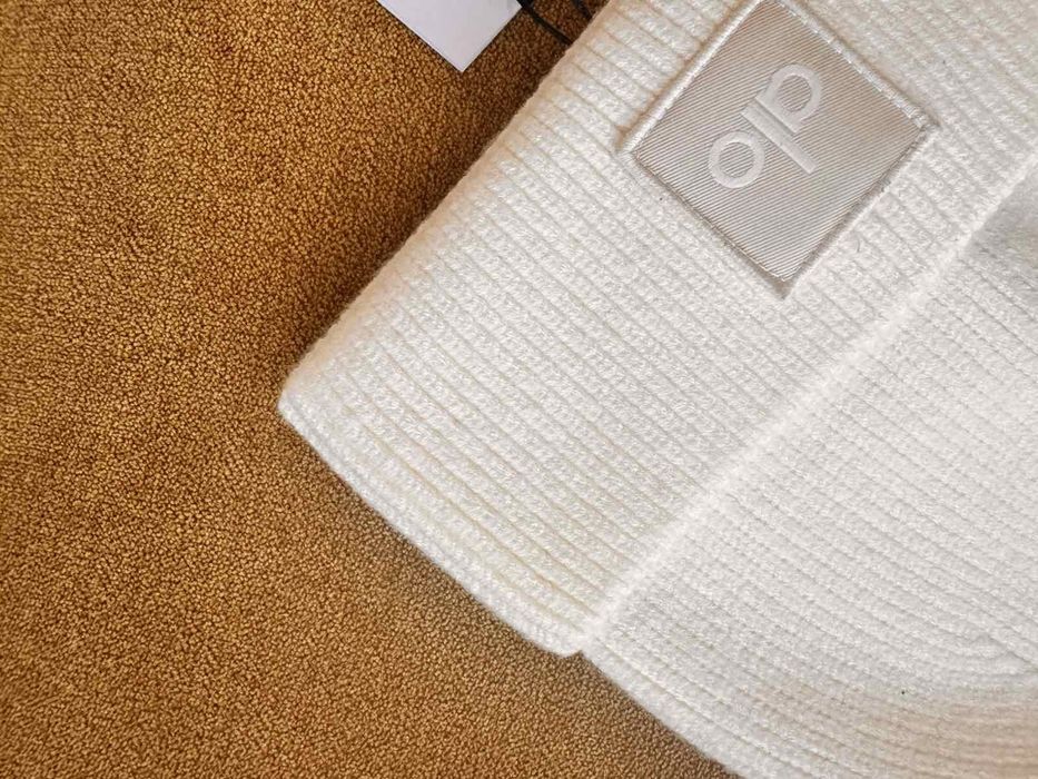 Зимна шапка - в Кремаво бяло Alo