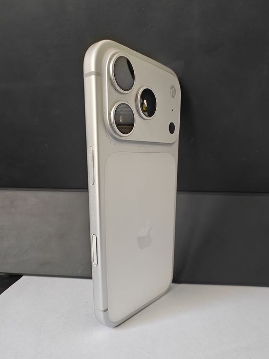 Продава iPhone 17 pro/256/99% battery health/Esim