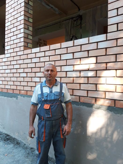 Кладка кирпичей на балконе
