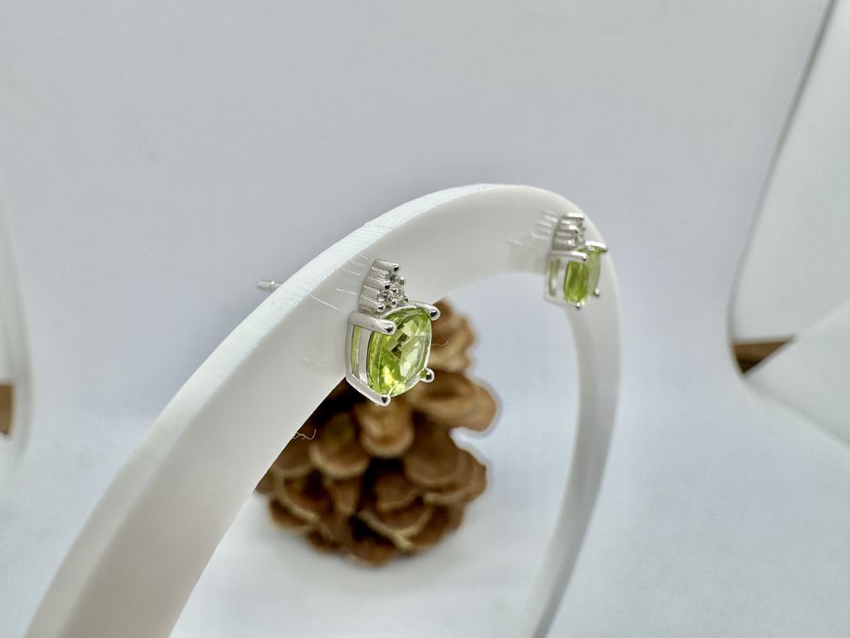 Сребърни обеци с естествен перидот